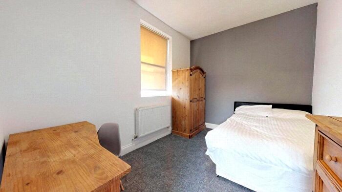 3 Bedroom Flat To Rent In Greenbank Terrace, Greenbank, Plymouth, Devon, PL4
