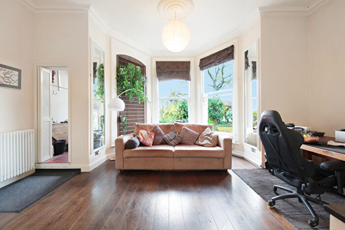 Flat For Sale In Grove Park, London, Greater London, SE5