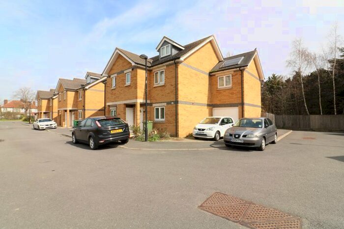 4 Bedroom Semi-Detached House To Rent In The Ride, Cheshunt, Waltham Cross, EN8