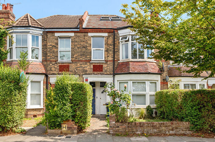 3 Bedroom Maisonette For Sale In Market Place, London, N2