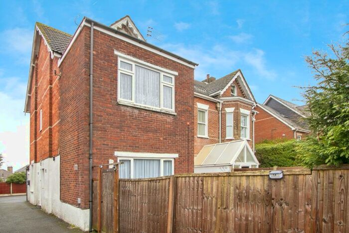 2 Bedroom Flat To Rent In Alton Road, BH10