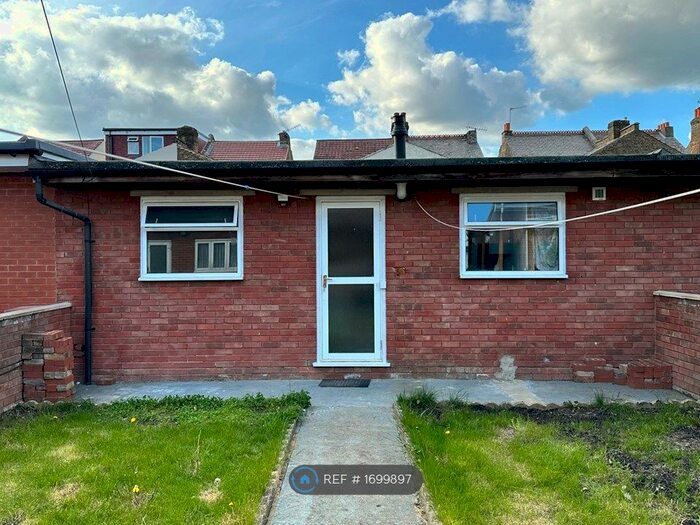 1 Bedroom Flat To Rent In A, Hounslow, TW3