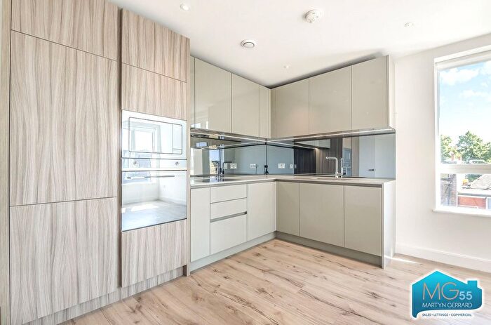 2 Bedroom Flat To Rent In Smithfield Square, Hornsey, London, N8