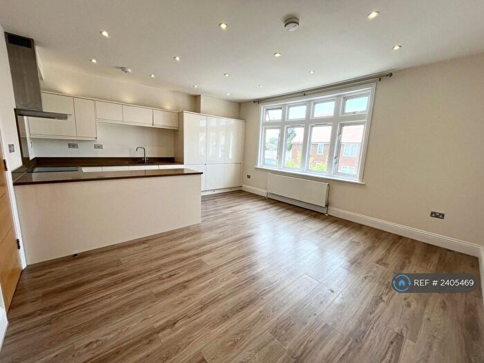 2 Bedroom Flat To Rent In Green Lanes, London, N21