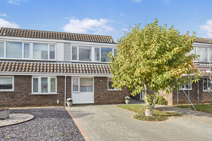 3 Bedroom Chalet For Sale In The Furlongs, Needingworth, PE27