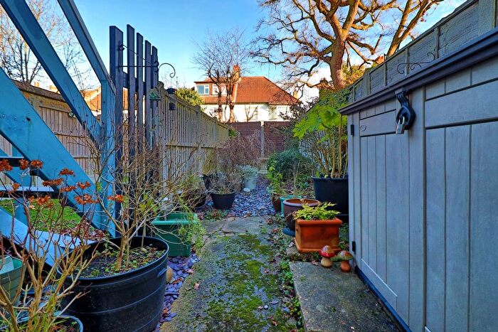 1 Bedroom Flat For Sale In Leighton Avenue, Leigh-On-Sea, SS9