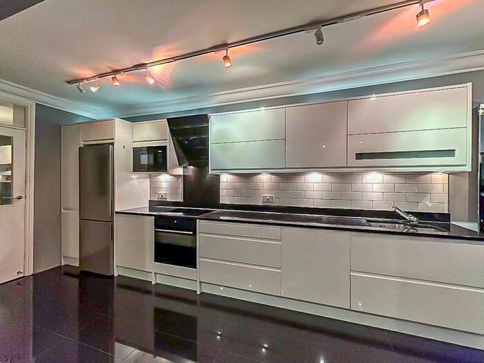 2 Bedroom Flat To Rent In Clapham Common South Side, Clapham Common South Side, London, SW4