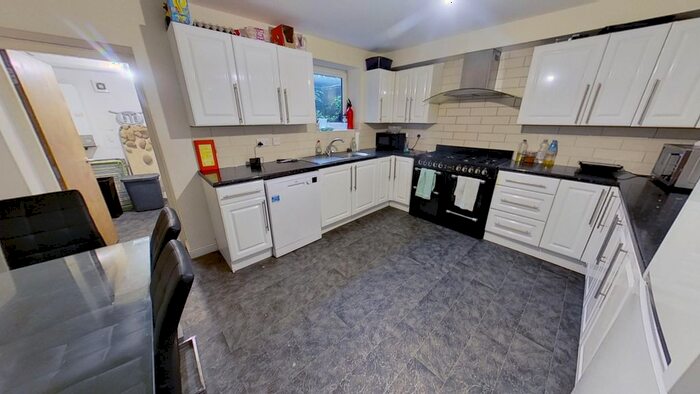 6 Bedroom Terraced House To Rent In Queens Road, Hyde Park, Leeds, LS6