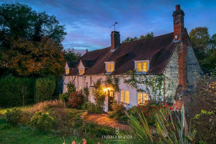 5 Bedroom Detached House For Sale In South Hay, GU35