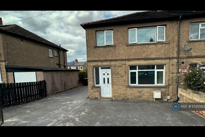 3 Bedroom Semi-Detached House To Rent In Wakefield Road, Huddersfield, HD5