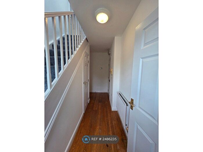2 Bedroom Flat To Rent In Blakes Road, London, SE15