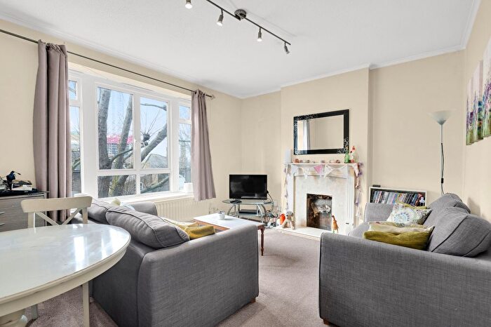 3 Bedroom Flat For Sale In Fairfield Drive, The Tonsleys, SW18