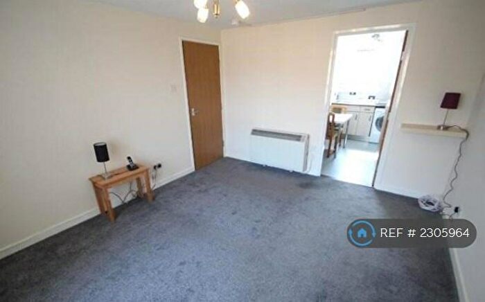2 Bedroom Flat To Rent In Laighpark View, Paisley, PA3
