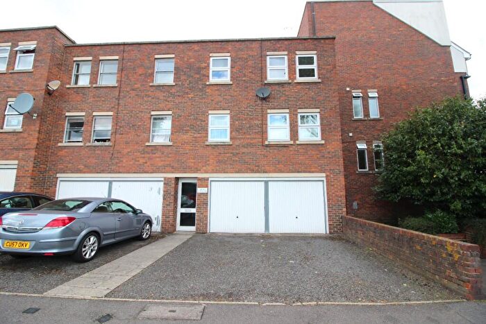 1 Bedroom Flat For Sale In Balmoral Road, London, KT4