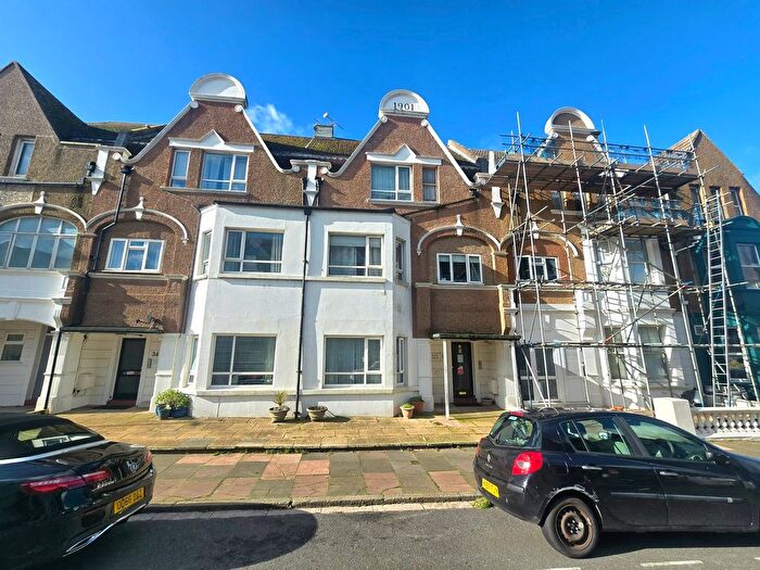 2 Bedroom Flat For Sale In Park Road, Bexhill-On-Sea, TN39