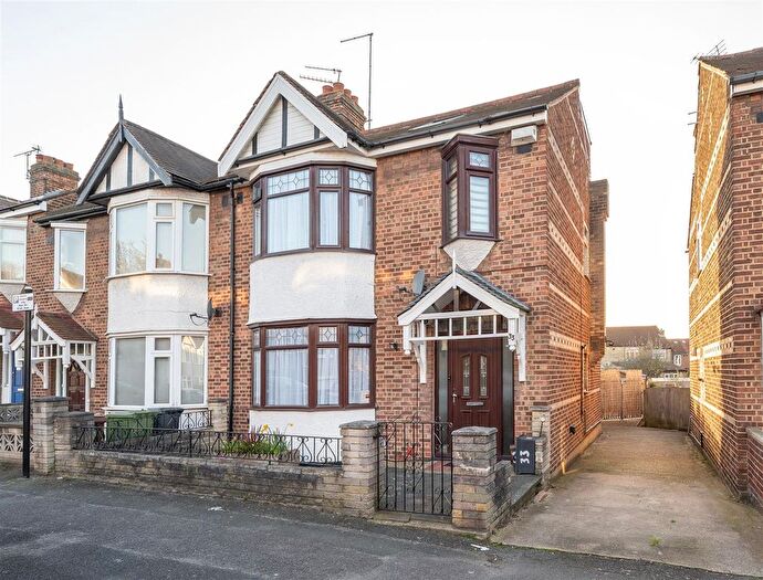 4 Bedroom End Terrace House For Sale In Coolgardie Avenue, Highams Park, E4