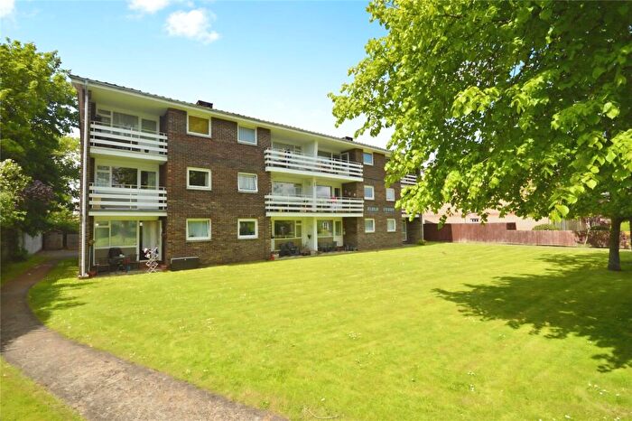 2 Bedroom Flat To Rent In Field Court, The Mall, Carisbrooke, PO30