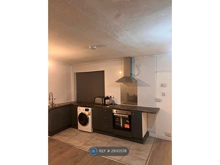 3 Bedroom Flat To Rent In Hollinwood Avenue, Manchester, M40