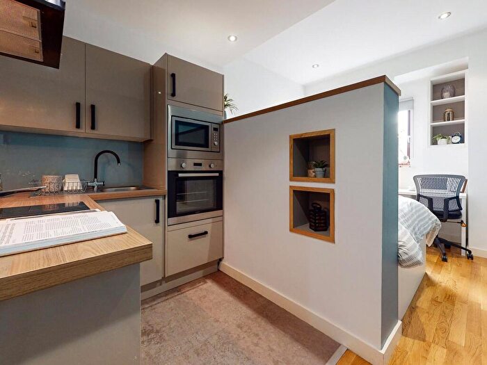 Apartment To Rent In Apt, Q Two Residence #, LS1