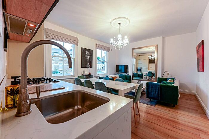 2 Bedroom Flat To Rent In Stanlake Road, Shepherd's Bush, London, W12