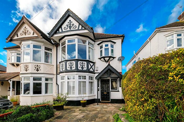 2 Bedroom Flat To Rent In Beresford Road, Chingford, E4