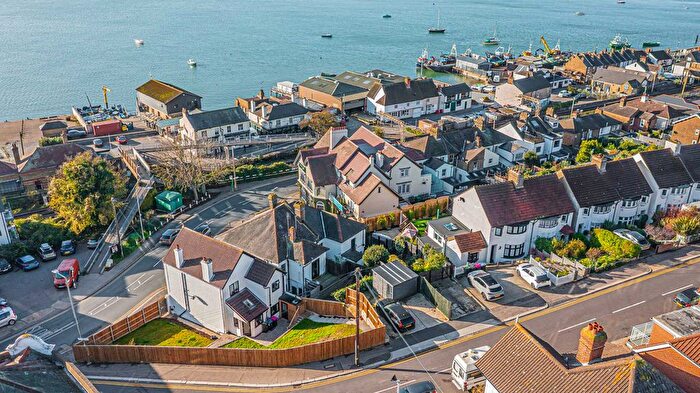 2 Bedroom Flat For Sale In Leigh Hill, Leigh-On-Sea, SS9