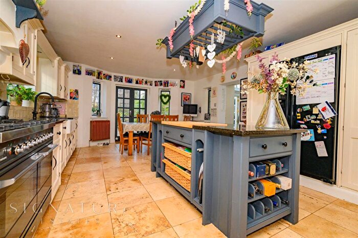 4 Bedroom Detached House For Sale In Toms Lane, Kings Langley, WD4