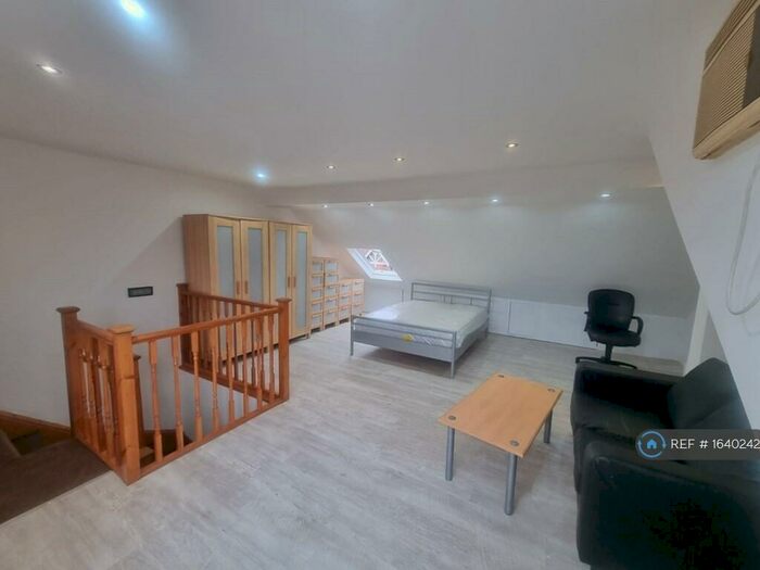 1 Bedroom Flat To Rent In Temple Road, Crickelwood, NW2