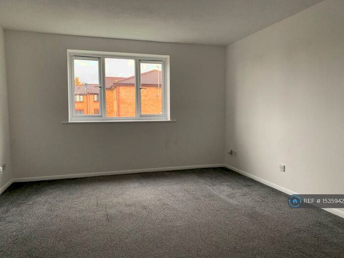 2 Bedroom Flat To Rent In Lowestoft Drive, Slough, SL1