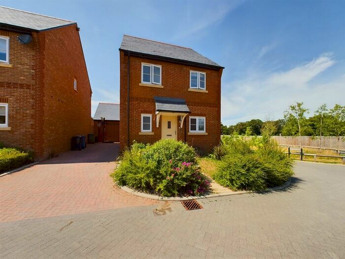 3 Bedroom Detached House To Rent In Heatherdene Road, High Wycombe, HP10