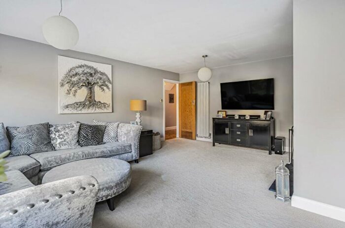 4 Bedroom Detached House For Sale In Green Curve, Banstead, SM7