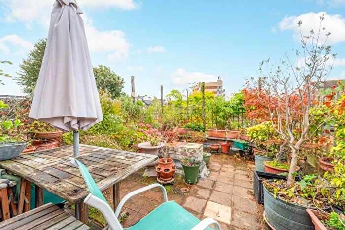 3 Bedroom Flat For Sale In Dean Road, Willesden Green, London, NW2
