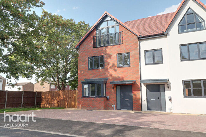 5 Bedroom Town House For Sale In Eighth Avenue, Aylesbury, HP19