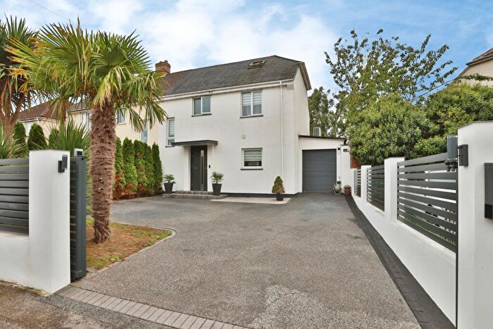 4 Bedroom Semi Detached House For Sale In Batchelor Road, West Howe, Bournemouth, Dorset, BH11