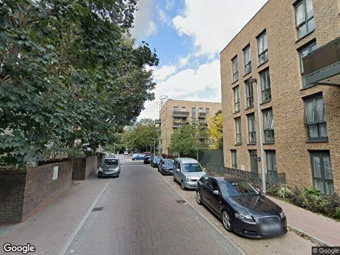 2 Bedroom Flat To Rent In Weatherley Close, London, E3