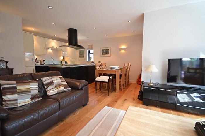 2 Bedroom Apartment To Rent In Carlingford House, Gosbrook Road, Caversham, Reading, RG4