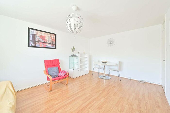 2 Bedroom Flat To Rent In Shurland Avenue, Oakleigh Park, Barnet, EN4