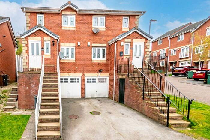 3 Bedroom Semi Detached House For Sale In Crow Nest Mews, Leeds, LS11