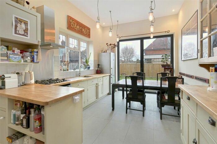 2 Bedroom Flat To Rent In Ellerton Road, London SW18