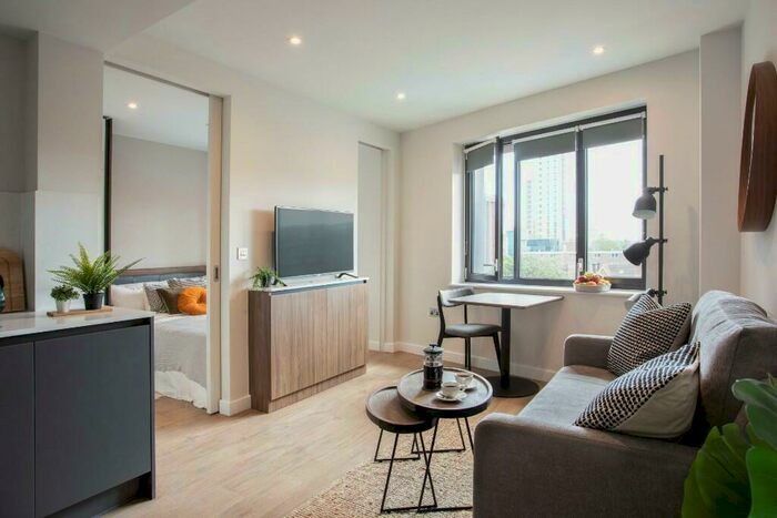 Studio To Rent In College Road, East Croydon, London, CR0