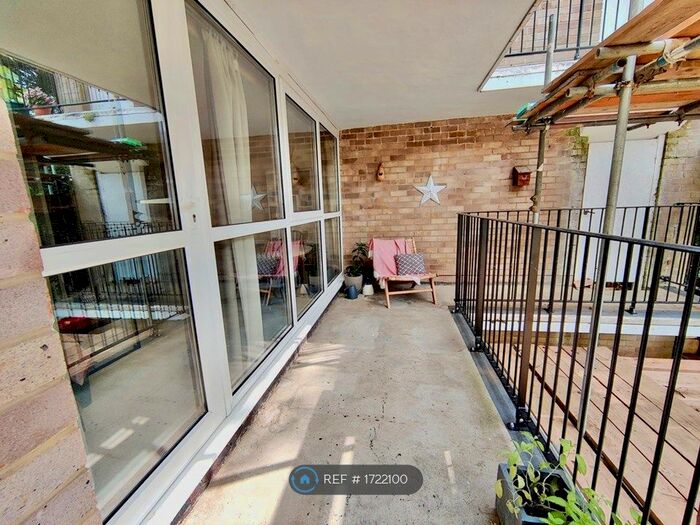 2 Bedroom Flat To Rent In Twyford Court, Winchester, SO23