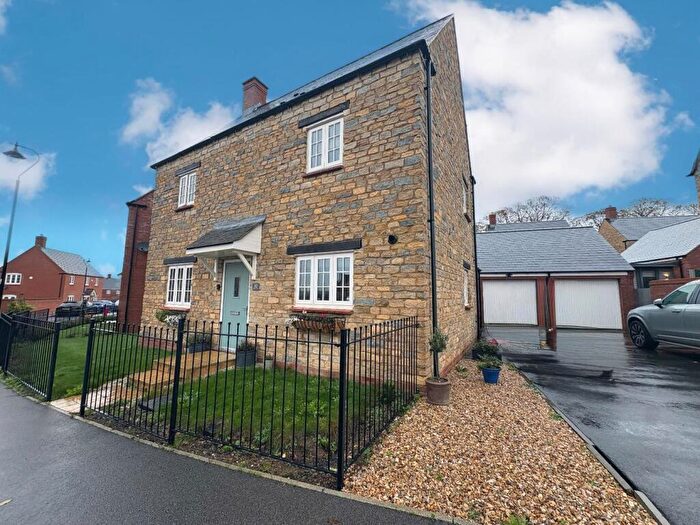 3 Bedroom Detached House For Sale In Pianoforte Road, Roade, Northamptonshire, NN7