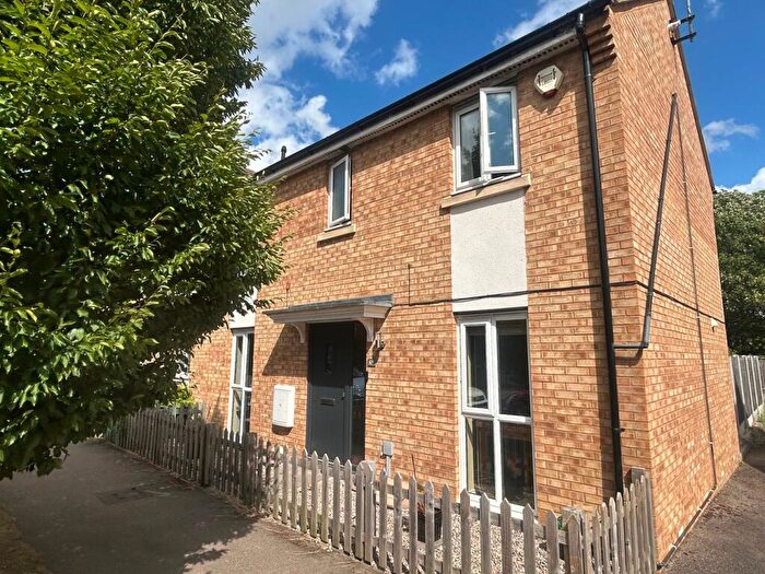 3 Bedroom Semi-Detached House For Sale In Eddington Crescent, Welwyn Garden City, AL7