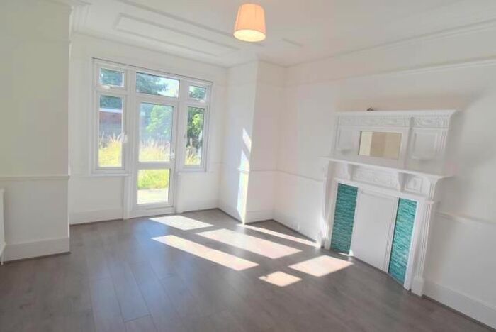 4 Bedroom Property To Rent In Warwick Road, Bounds Green, N11