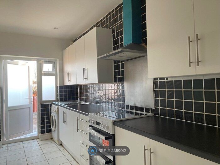 2 Bedroom End Of Terrace House To Rent In Princes Avenue, Greenford, UB6