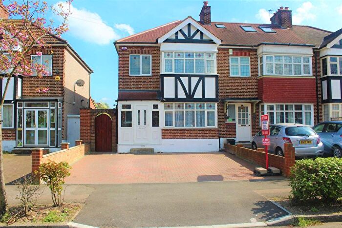3 Bedroom Semi-Detached House To Rent In Brackley Square, Woodford Green, IG8
