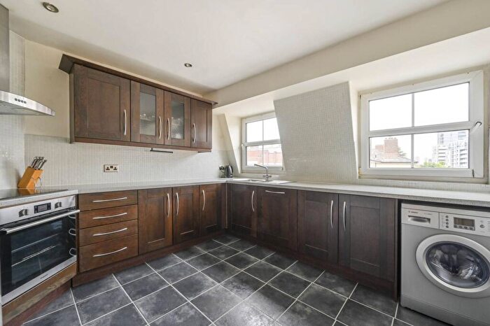 3 Bedroom Flat To Rent In Wickes House, Poplar, London, E14