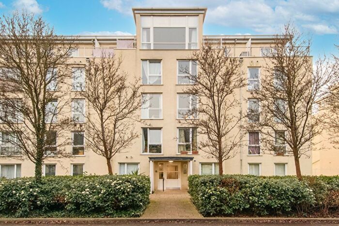 1 Bedroom Flat To Rent In Cedar House, Melliss Avenue, TW9