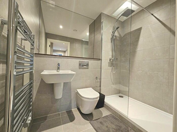 2 Bedroom Apartment To Rent In Whitehall Road, Leeds, West Yorkshire, LS12
