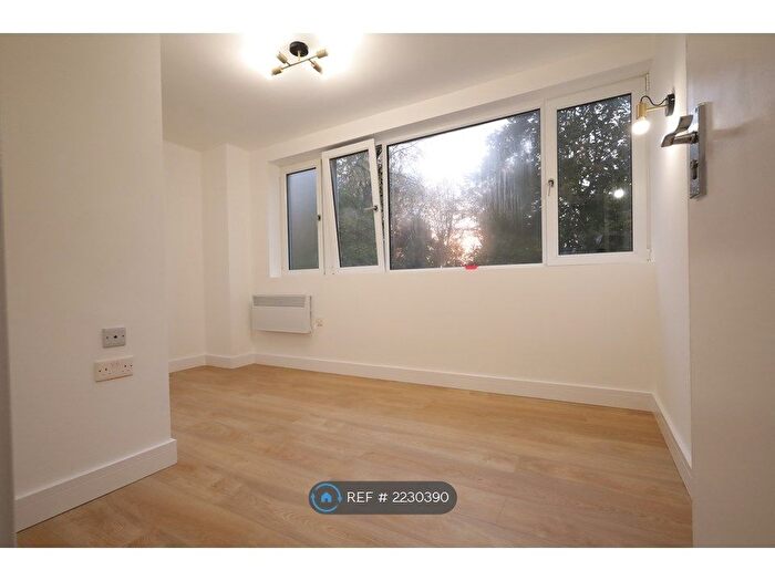 Studio To Rent In Fawcett Estate London, London, SW15